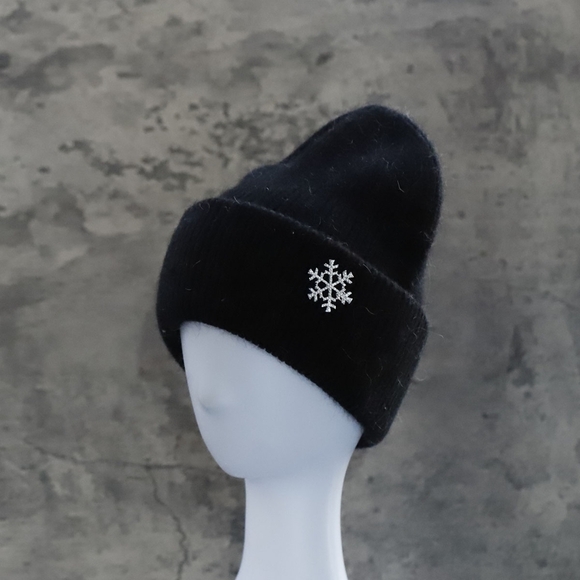 NWT Rabbit Fur Beanie With Snowflake Brooch - Picture 2 of 9